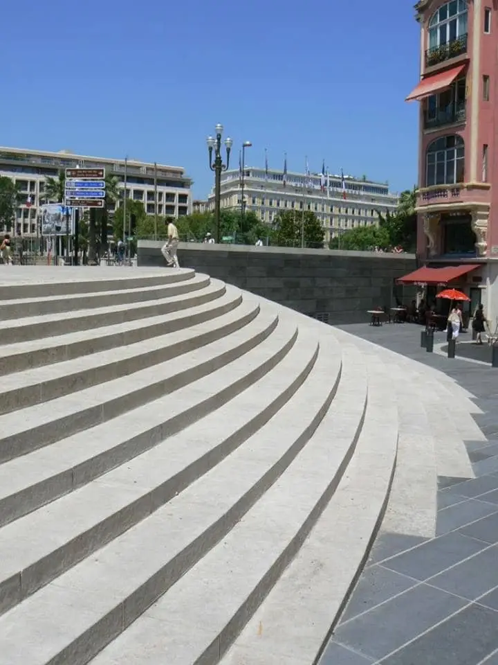 Moleanos Beige Limestone – Exterior Stair Steps