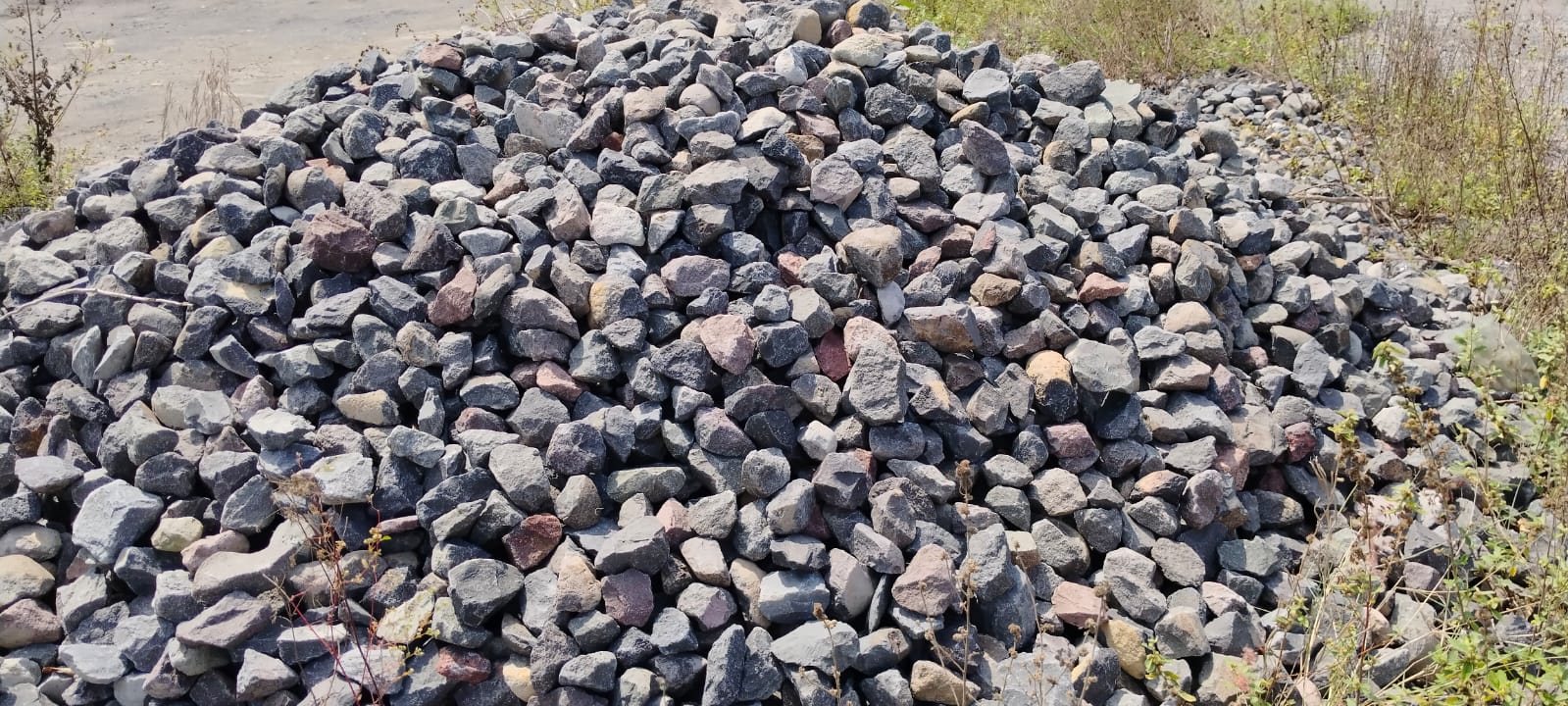 GRAVEL BALAST ROCK 4 INCHES SIZE