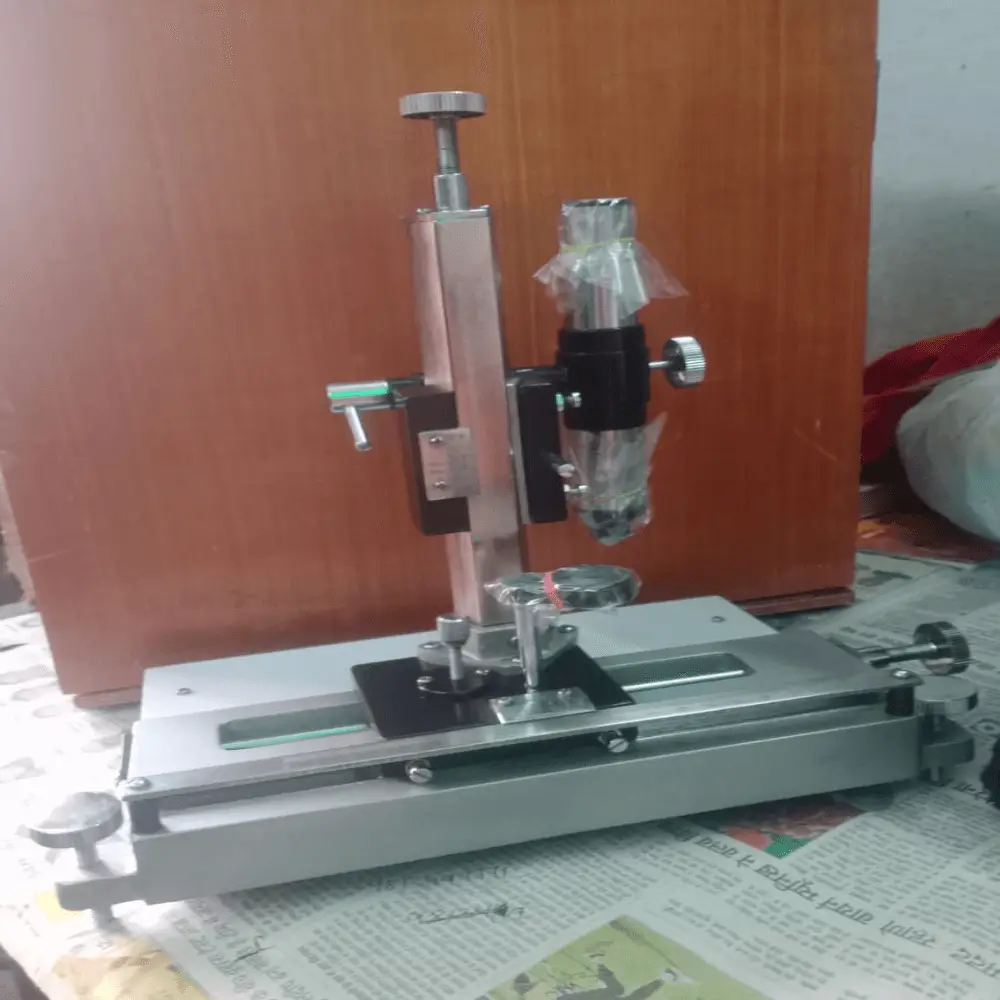 Monocular Travelling Microscope